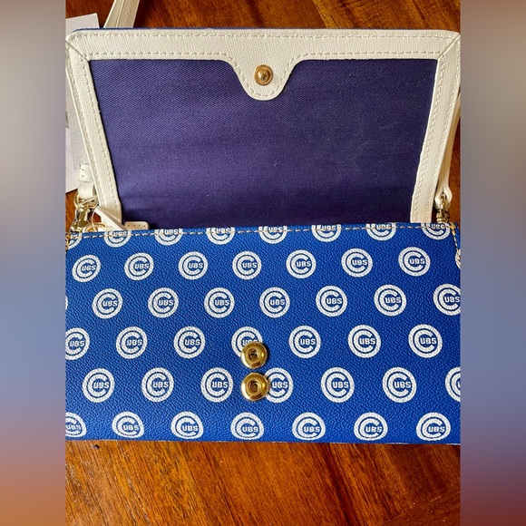 Dooney & Bourke Chicago Cubs MLB Crossbody Wallet NWT - Picture 3 of 13
